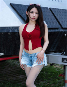 午夜女豹-电梯粉衣